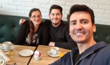 Por un error en la carga de su hisopado no pueden viajar para conocer a su hijo