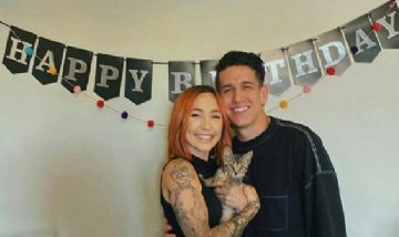 Jaime festejando su cumpleaños con su novia y su mascota. En Medellín, Colombia.