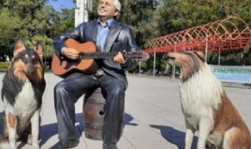 Formosa: instalaron en una plaza estatuas de Alberto Fernández y sus perros, Dylan y Prócer