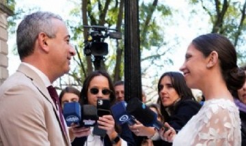 El intendente Pablo Javkin se casó con la médica Luisina Fruci en una ceremonia al aire libre