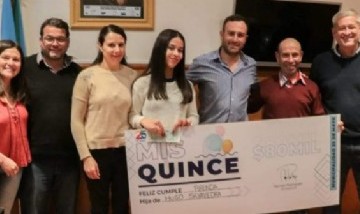 Un intendente regala $80.000 para festejar los cumpleaños de 15 de las hijas de los municipales