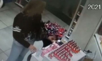Escándalo en Bariloche: funcionario municipal fue filmado "in fraganti" mientras se robaba un perfume