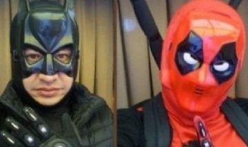Un profesor se disfraza de superhéroe para dar sus clases virtuales y se volvió furor