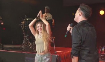 Shakira sorprende a Carlos Vives en concierto de Miami