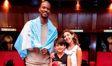 Fue a ver NBA para conocer a su ídolo, se enteró que no jugaba y se llevó una sorpresa enorme