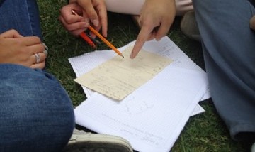 Una docente universitaria le dio cinco minutos a sus alumnos en un parcial para que se ayuden