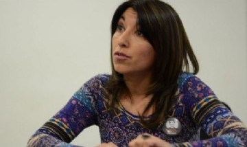 Diputada neuquina se animó al modelaje y la destrozaron en las redes