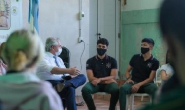 Alberto Fernández visitó un colegio en Temperley y conversó con los estudiantes