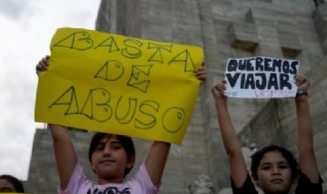 Reclamo de padres y estudiantes de primaria contra los abusos de precios en viajes de egresados