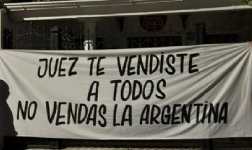 Colgaron banderas contra Luis Juez y Carmen Álvarez Rivero por el debate de la reforma de la Ley de Tierras