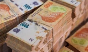 Dos de cada tres argentinos agotan sus ingresos antes del día 20 y crece el endeudamiento para cubrir gastos básicos