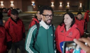 Vozinha llegó a Chile y fue recibido por una multitud de hinchas de Colo Colo en el aeropuerto