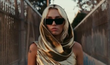 Miley Cyrus largó su nuevo tema "Flowers"
