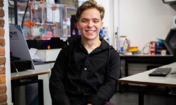 Un adolescente argentino, que con 15 años creó una app, fue becado por Stanford