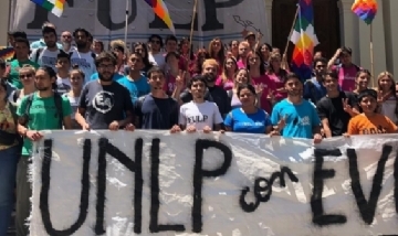 Estudiantes se movilizaron en repudio al golpe de estado a Evo Morales