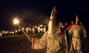 Bariloche: Se vistieron como el Ku Klux Klan y desataron el rechazo en redes