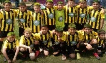 Equipo de fútbol infantil esponsoreado por una agrupación cannábica