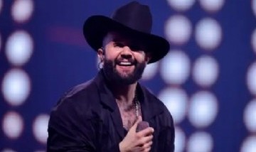 Carín León lanza "Palabra de To's (Seca)", la versión extendida de su aclamado álbum