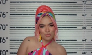 Karol G se transformó en una muñeca Barbie para su nuevo video de "Watati"