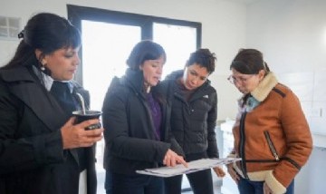 Quilmes: Mayra Mendoza y Eva Mieri recorrieron 28 viviendas de La Odisea que ya superan el 90 por ciento de ejecución