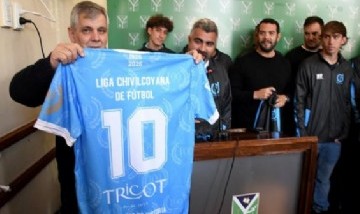 Chivilcoy presentó las camisetas de sus selecciones Sub-13 y Sub-15 antes del debut frente a Junín