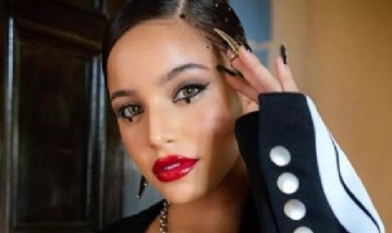 Emilia Mernes caminó por las calles de España en pijama de las Chicas Superpoderosas