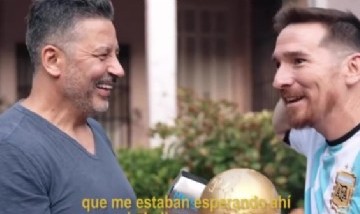 Un intendente del Conurbano llevó a un clon de Lionel Messi con la Copa del Mundo a su municipio