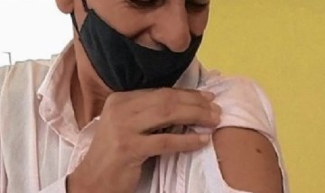 Un empresario textil patentó una camisa pensando en la vacuna