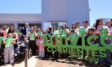 Valdés entregó 40 viviendas en La Cruz y prometió que "ninguna familia quedará sola"