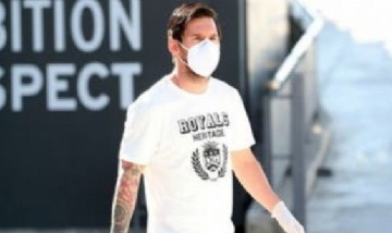 Messi volvió a pisar las instalaciones del Barcelona con guantes y tapabocas