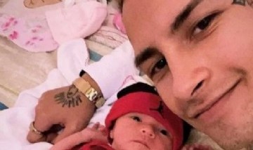 Escracharon a L-Gante y Tamara Báez por pasear a Jamaica en el auto sin protección