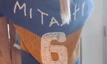 Unos sweaters inspirados en Boca se volvieron virales y se agotaron en cuestión de horas