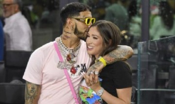 ¡Anuel y su novia esperan un bebé! La pareja anunció el sexo en una gran fiesta