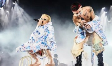 Con invitadas especiales, Ca7riel & Paco Amoroso presentaron "Baño María" en el Movistar Arena