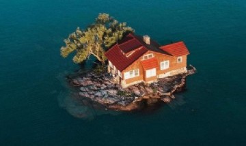 Cómo es "Just Enough Room Island", la casa construida en la isla más pequeña del mundo
