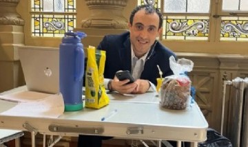 Un senador de Santa Cruz se quedó sin oficina y armó su despacho en un pasillo