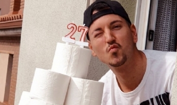 Joel y su torta para festejar los 27 en cuarentena, Arbós, España.