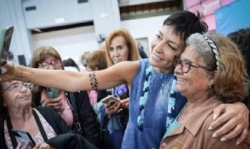 Mayra Mendoza entregó fondos a centros de jubilados y eximió del pago municipal a más de 100 adultos mayores en Quilmes