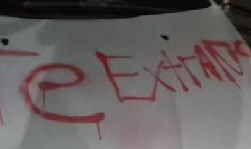 "Te extraño, infiel": el mensaje pintado en un auto que se volvió furor tras una fiesta de Halloween