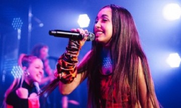 María Becerra se instaló sin su novio en España para su "Animal Tour 22"