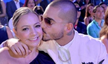 Fuertes críticas por el beso en la boca entre Maluma y su madre