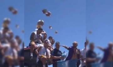 ¡Papá Noel existe! El Papu Gómez regaló plata a los hinchas en la caravana argentina