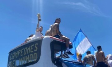 El Dios del fútbol: Messi fue iluminado por un rayo de luz tras celebrar con la copa en Argentina