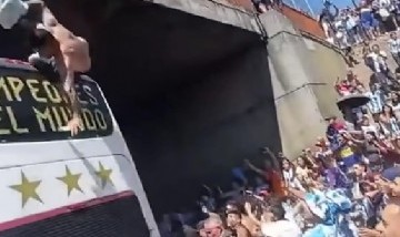 Festejo mundial: Dos hinchas se tiraron arriba de la caravana de la Selección desde un puente