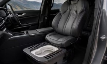 Seres patentó un auto eléctrico con inodoro extraíble bajo el asiento del acompañante