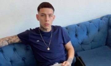 Un joven barbero de 17 años le corta el pelo gratis a los jubilados: "Todos vamos a llegar a esa edad"