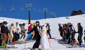 Video: Se casaron en la cima del cerro Catedral con los esquíes puestos