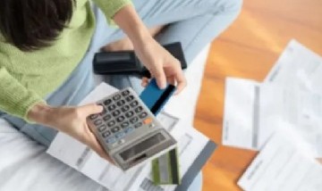 Las familias deben en promedio 8,76 millones de pesos, equivalente a cinco sueldos y medio