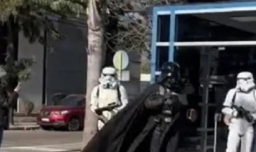Darth Vader sacó plata de un cajero del Nación custodiado por su guardia imperial