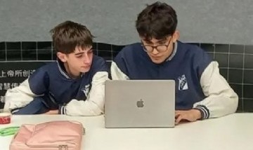 Dos estudiantes del Politécnico fueron premiados en China por crear un videojuego